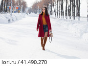 Young beautiful brunette woman in red coat posing on winter park. Стоковое фото, фотограф Андрей Аркуша / Фотобанк Лори
