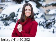 Young beautiful brunette woman in red coat posing on winter park. Стоковое фото, фотограф Андрей Аркуша / Фотобанк Лори