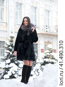 Young beautiful brunette woman in fur coat posing on winter park. Стоковое фото, фотограф Андрей Аркуша / Фотобанк Лори