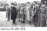 Александр Фёдорович Керенский (1881-1970) принимает парад войск Петроградского гарнизона. Петроград, апрель 1917 года. Редакционное фото, фотограф Сергей Елизарьев / Фотобанк Лори