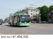Kaliningrad, Russia - June 19, 2022: Everyday life of the city. Big traffic. Old trolleybus, cars drive. Lifestyle of the big city. Редакционное фото, фотограф YuryKara / Фотобанк Лори