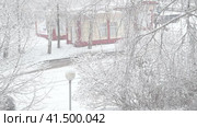 Снегопад в городе. много снега выпадает на дорогу, по которой едут машины. город в снегу зимой. Стоковое видео, видеограф Светлана Акифьева / Фотобанк Лори