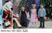 Нижний Новгород, Россия, ул. Тропинина, 5, 25.12.2022 Дети на новогоднем утреннике в детском саду читают стихи Деду Морозу, Санта-Клаусу. Nizhny Novgorod, Russia, 5 Tropinina st., 12.25.2022 Children at the New Year's matinee in kindergarten read poems to Santa Claus, Santa Claus (2023 год). Редакционное видео, видеограф Egor Sarantstv / Фотобанк Лори