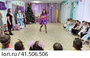 Нижний Новгород, Россия, 25.12.2022. ул. Тропинина, 5а. Новогодний утренник в детском саду. Аниматоры на утреннике в детском саду.  New Year's matinee in kindergarten. Animators at a matinee in kindergarten. (2023 год). Редакционное видео, видеограф Egor Sarantstv / Фотобанк Лори