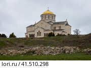 Херсонесский собор (Владимирский собор). Вид на большую каменную православную церковь на территории древнего города Херсонес. Достопримечательность Крымского полуострова. Севастополь, Крым. Редакционное фото, фотограф Андрей Степанов / Фотобанк Лори