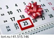 Wall calendar with day 25 december and  festive bow close up. Стоковое фото, фотограф Александр Калугин / Фотобанк Лори