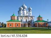 Старинный Успенский собор Тихвинского Успенского Богородичного монастыря солнечным октябрьским днем. Ленинградская область (2023 год). Стоковое фото, фотограф Виктор Карасев / Фотобанк Лори