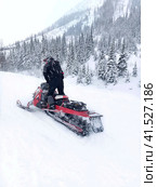 Спортсмен на снегоходе. Мамай, Сибирь. Man and snowmobile. Mamai. Siberia (2022 год). Редакционное фото, фотограф Галина Беляева / Фотобанк Лори