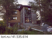 Housing away from the city. Country house under construction. Rural real estate. Real estate investments. Suburban construction. Construction of a cottage. Стоковое фото, фотограф Darya Komarova / Фотобанк Лори