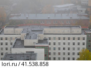 Крыши домов теряются в тумане осенним утром. Городской пейзаж. Стоковое фото, фотограф Наталья Николаева / Фотобанк Лори