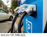 Зарядная колонка для электромобилей на парковке в Сочи (2023 год). Редакционное фото, фотограф Вячеслав Палес / Фотобанк Лори