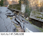 Провал края дороги в горных районах Сочи. Стоковое фото, фотограф Вячеслав Палес / Фотобанк Лори