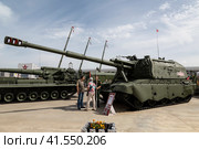 Самоходная гаубица "МСТА-СМ" на выставке Международного военно-технического форума "Армия-2022". Парк "Патриот", Одинцово, Московская область, Россия. Редакционное фото, фотограф Наталья Волкова / Фотобанк Лори