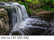 Красивый водопад крупным планом. Небольшая лесная речка. Потоки воды падают со скалы. Саблинский водопад, каньон реки Саблинка, Саблино, Ленинградская область, Россия. Стоковое фото, фотограф Андрей Степанов / Фотобанк Лори