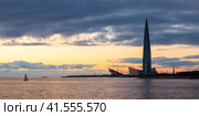 Санкт-Петербург, Россия. Красивая вечерняя панорама с небоскребом на берегу моря. Морской пейзаж с небоскребом Лахта-центр и парусной яхтой. (2019 год). Редакционное фото, фотограф Андрей Степанов / Фотобанк Лори