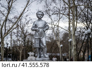 Памятник Володе Ульянову (Владимиру Ленину в детстве), установленный в 1968 году в Комсомольском парке города Севастополя, Крым. Историческая достопримечательность. Скульптура ребенка. Редакционное фото, фотограф Андрей Степанов / Фотобанк Лори