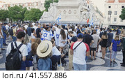 Lisbon, Portugal, October 10, 2023, People with the Israel flags standing at the memorial to the fallen Israelis in October 2023. Редакционное видео, видеограф Константин Шишкин / Фотобанк Лори