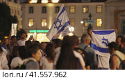 Lisbon, Portugal October 10, 2023 People with the Israel flags standing at the memorial to the fallen Israelis in October 2023. Редакционное видео, видеограф Константин Шишкин / Фотобанк Лори
