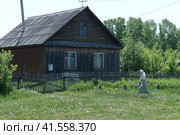 На улице деревни Потеряевка Мамонтовского района Алтайского края (2021 год). Редакционное фото, фотограф Free Wind / Фотобанк Лори