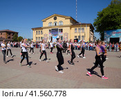 Young sportsmen of city sports schools. Celebrating the first of May, the day of spring and work. May Day parade on the Theater Square in the city of Slavyansk-on-Kuban. (2018 год). Редакционное фото, фотограф Леонид Еремейчук / Фотобанк Лори