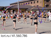 Young sportsmen of city sports schools. Celebrating the first of May, the day of spring and work. May Day parade on the Theater Square in the city of Slavyansk-on-Kuban. (2018 год). Редакционное фото, фотограф Леонид Еремейчук / Фотобанк Лори