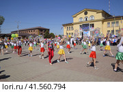 Young sportsmen of city sports schools. Celebrating the first of May, the day of spring and work. May Day parade on the Theater Square in the city of Slavyansk-on-Kuban. (2018 год). Редакционное фото, фотограф Леонид Еремейчук / Фотобанк Лори