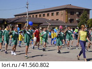 Young sportsmen of city sports schools. Celebrating the first of May, the day of spring and work. May Day parade on the Theater Square in the city of Slavyansk-on-Kuban. (2018 год). Редакционное фото, фотограф Леонид Еремейчук / Фотобанк Лори