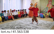 Nizhny Novgorod, Russia, 1a Gleb Uspensky str., kindergarten No.340., 19.26.2023. Matinee in kindergarten, Autumn Festival. Funny animators, buffoons amuse children at a matinee in kindergarten. Children in beautiful suits and sundresses are sitting on chairs and laughing. High quality 4k footage Нижний Новгород, Россия, ул. Глеба Успенского, 1а, детский сад №340., 26.19.2023. Утренник в детском саду, Осенний праздник. Веселые аниматоры, скоморохи развлекают детей на утреннике в детском саду. Дети в красивых костюмах и сарафанах сидят на стульях и смеются. Редакционное видео, видеограф Egor Sarantstv / Фотобанк Лори