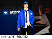 Показ одежды из коллекции VK Store в рамках фестиваля детской моды KIDS FASHION WEEK в "Центральном детском магазине на Лубянке" (ЦДМ) в центре города Москвы, Россия (2023 год). Редакционное фото, фотограф Николай Винокуров / Фотобанк Лори