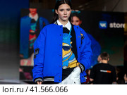 Показ одежды из коллекции VK Store в рамках фестиваля детской моды KIDS FASHION WEEK в "Центральном детском магазине на Лубянке" (ЦДМ) в центре города Москвы, Россия (2023 год). Редакционное фото, фотограф Николай Винокуров / Фотобанк Лори