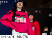 Показ одежды из коллекции VK Store в рамках фестиваля детской моды KIDS FASHION WEEK в "Центральном детском магазине на Лубянке" (ЦДМ) в центре города Москвы, Россия (2023 год). Редакционное фото, фотограф Николай Винокуров / Фотобанк Лори