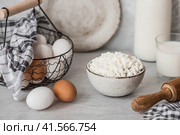 Fresh dairy products, milk, cottage cheese, eggs in stylish ceramic dishes on a gray background. The concept of natural, dietary nutrition. Useful products. Стоковое фото, фотограф Photojuli / Фотобанк Лори