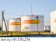 Reservoirs with fuel at the oil depot of Rosneft. Tanks in the light of the setting sun. (2017 год). Редакционное фото, фотограф Леонид Еремейчук / Фотобанк Лори