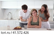 Adult children calm their mother after a domestic quarrel. Стоковое видео, видеограф Яков Филимонов / Фотобанк Лори