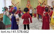 Нижний Новгород, Россия, ул. Глеба Успенского, 1а, 26.10.2023. Утренник в детском саду, дети в красивых костюмах выступают на праздничном концерте перед своими родителями. Matinee in kindergarten, children in beautiful costumes perform at a festive concert in front of their parents. Редакционное видео, видеограф Egor Sarantstv / Фотобанк Лори