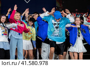 Показ одежды из коллекции VK Store в рамках фестиваля детской моды KIDS FASHION WEEK в "Центральном детском магазине на Лубянке" (ЦДМ) в центре города Москвы, Россия (2023 год). Редакционное фото, фотограф Николай Винокуров / Фотобанк Лори