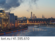 Moscow downtown cityscape. Kremlin Towers, Ivan the Great Bell Tower, Dormition Cathedral in winter night during coronavirus pandemic. Blue and pink sunset over the city (2020 год). Стоковое фото, фотограф YuryKara / Фотобанк Лори