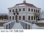 Дворец Марли в Нижнем парке Петергофа пасмурным февральским днем (2022 год). Редакционное фото, фотограф Виктор Карасев / Фотобанк Лори