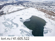 Огромная полынья на озере у деревни Вад (Нижегородская область) (2022 год). Стоковое фото, фотограф Илья Старков / Фотобанк Лори