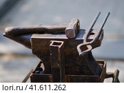 Hammer and tools for forging metal by a blacksmith. Blacksmithing in retro style outdoors. Стоковое фото, фотограф Андрей Журавлев / Фотобанк Лори