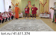 Нижний Новгород, Россия, 26.10.2023, ул. Глеба Успенского, 1а. Праздник в детском саду. Веселые аниматоры развлекают детей на утреннике в детском саду. Высококачественный видеоматериал в формате 4k A holiday in kindergarten. Funny animators entertain children at a kindergarten matinee. Редакционное видео, видеограф Egor Sarantstv / Фотобанк Лори