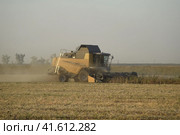 Soy harvesting by combines in the field. Стоковое фото, фотограф Леонид Еремейчук / Фотобанк Лори