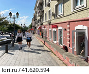 Историческое здание на улице Адмирала Фокина, 3а в городе Владивосток осенью, 1918 год постройки. Редакционное фото, фотограф Овчинникова Ирина / Фотобанк Лори