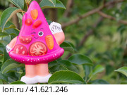 Яркая розовая современная интересная игрушка сквиш антистресс. Bright pink modern interesting squish antistress toy. (2021 год). Редакционное фото, фотограф Мария / Фотобанк Лори