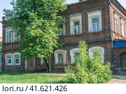 Старое кирпичное здание, построенное в 19 веке в России. Фасад старого дома.  Старый дом, нуждающийся в ремонте. Старый кирпичный дом в городе Пермь. Архитектура прошлого века. (2023 год). Стоковое фото, фотограф Эдуард Белкин / Фотобанк Лори