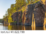 Живописные береговые скалы острова Валаам на закате. Стоковое фото, фотограф Михаил Аккуратoв / Фотобанк Лори