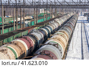 Russia, Tatarstan, February 20, 2023: a cluster of railroad trains with various cargoes at a marshalling yard. Редакционное фото, фотограф Роман Дзюбало / Фотобанк Лори