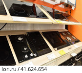 Moscow, Russia - Oct 19. 2023. Electric cooktop in DNS network store selling household appliances in Zelenograd. Редакционное фото, фотограф Володина Ольга / Фотобанк Лори