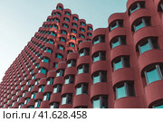 House in modern style constructed of Marsala wavy panels exterior. Contemporary building facade (2022 год). Редакционное фото, фотограф Константин Григорьев / Фотобанк Лори