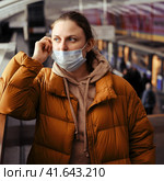 Woman in the subway with mistakenly wearing a mask on her face where her nose is not closed. Стоковое фото, фотограф Андрей Журавлев / Фотобанк Лори